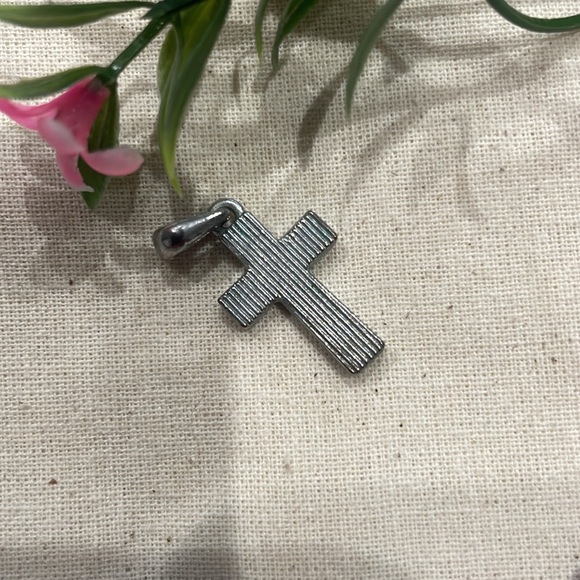 FAITHFUL ELEGANCE Cross Pendant - Picture 5 of 6